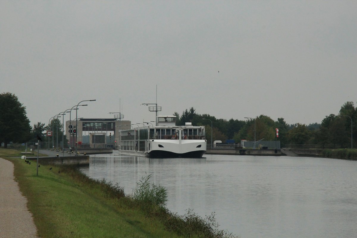 KFGS Viking Atla (07001968 , 135 x 11,45m) am 09.09.2019 beim Verlassen der Schleuse Eckersmühlen im Main-Donau-Kanal zu Berg Richtung Donau/Regensburg/Passau/Budapest.