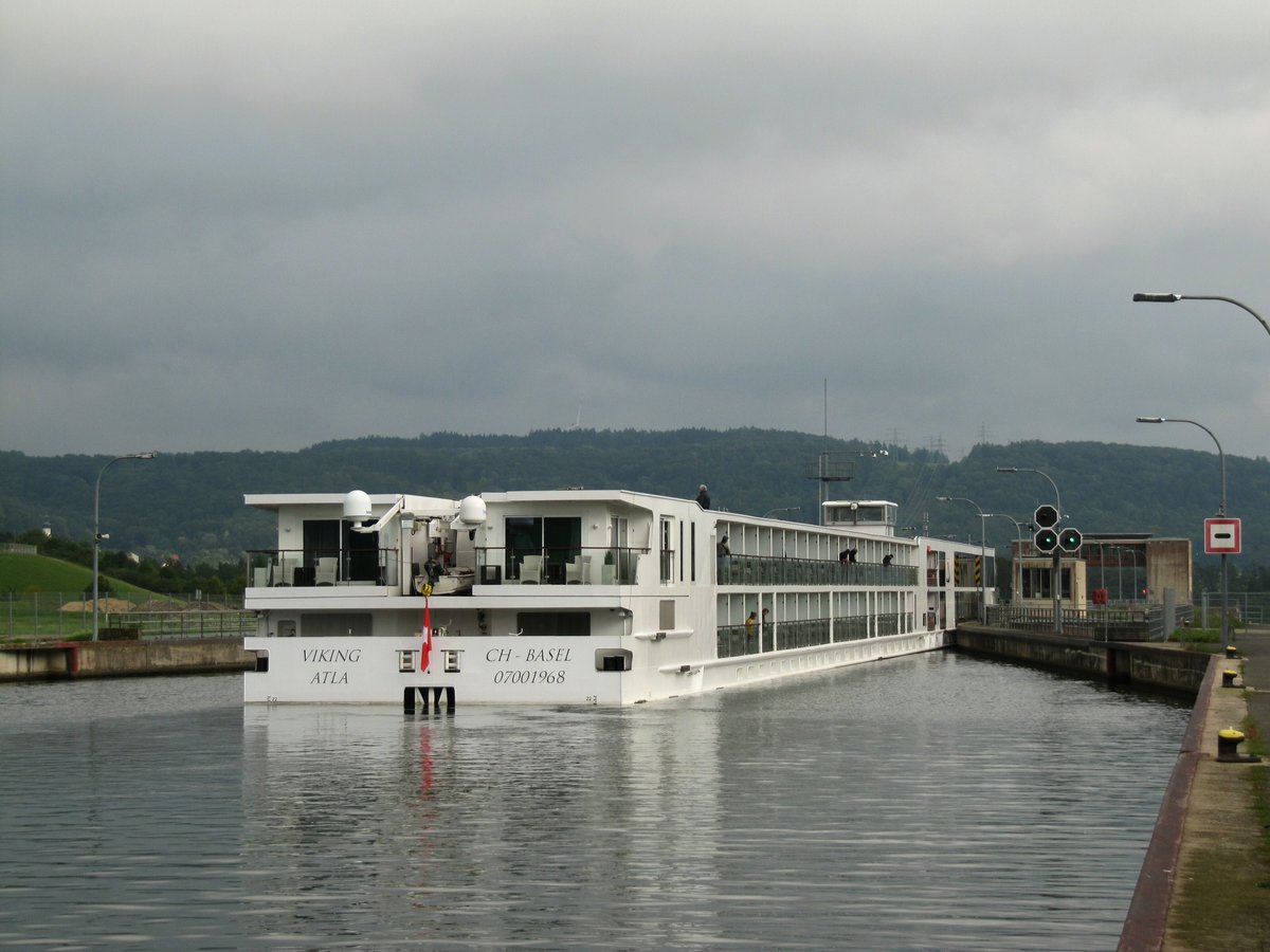 KFGS Viking Atla (07001968 , 135 x 11,45m) am 09.09.2019 bei der Einfahrt in die Schleuse Bachhausen / Main-Donau-Kanal zu Tal.