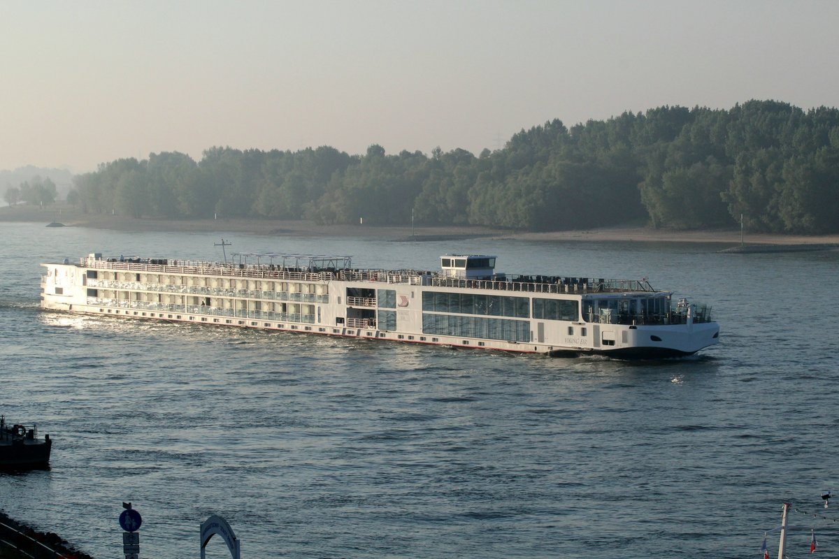 KFGS Viking Eir (07002021 , 135 x 11,45m) am frühen Morgen des 06.07.2017 auf dem Rhein bei Rees zu Tal.