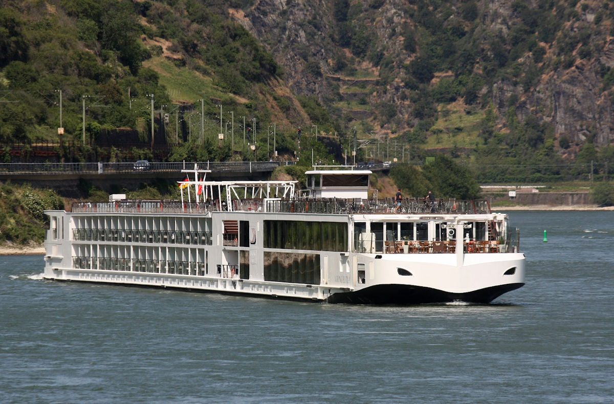 KFGS VIKING EISTLA (ENI:07001987) L.135 m B.11,45 m Flagge Schweiz auf dem Rhein zu Berg am 05.06.2023 in Oberwesel.