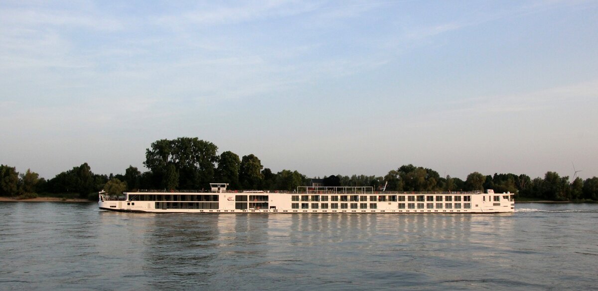 KFGS  VIKING GYMIR  (07002150 , 135 x 11,45m) am 12.06.2025 auf dem  RHEIN  bei Rees zu Berg.