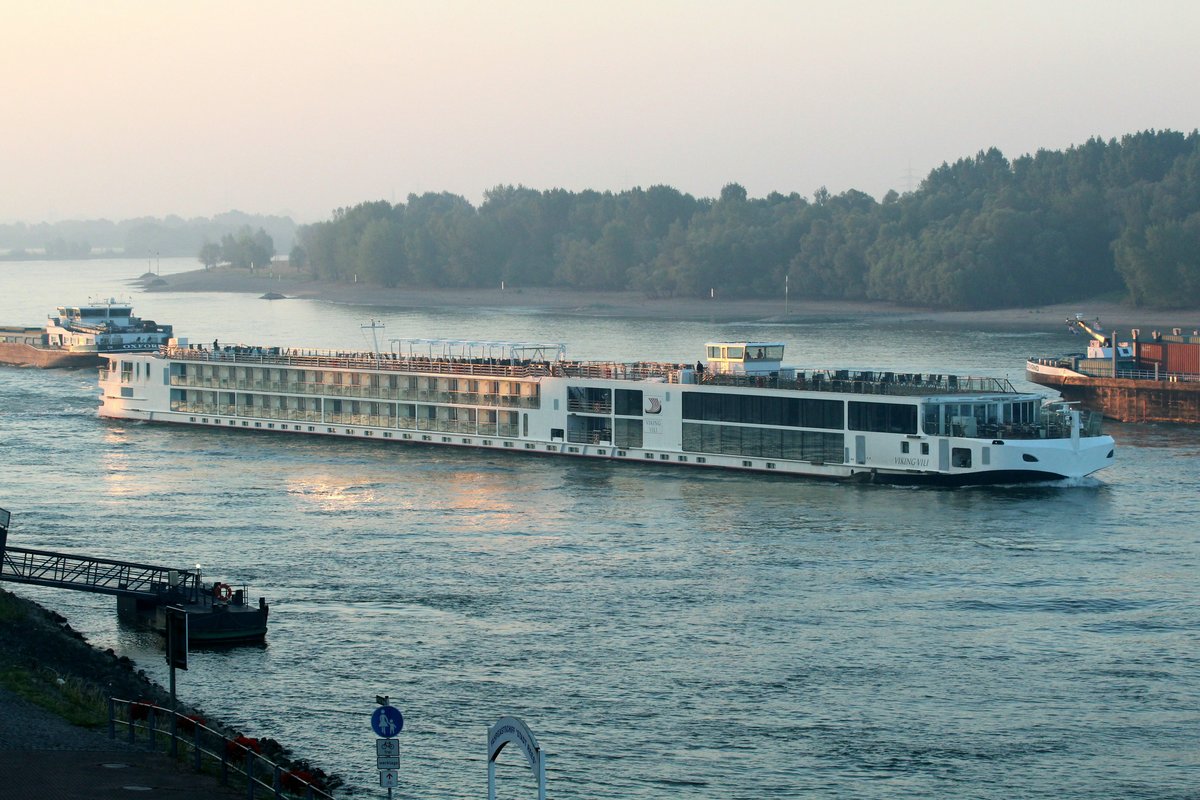 KFGS Viking Vili (07002026 , 135 x 11,45m) am frühen Morgen des 06.07.2017 auf dem Rhein bei Rees zu Tal.