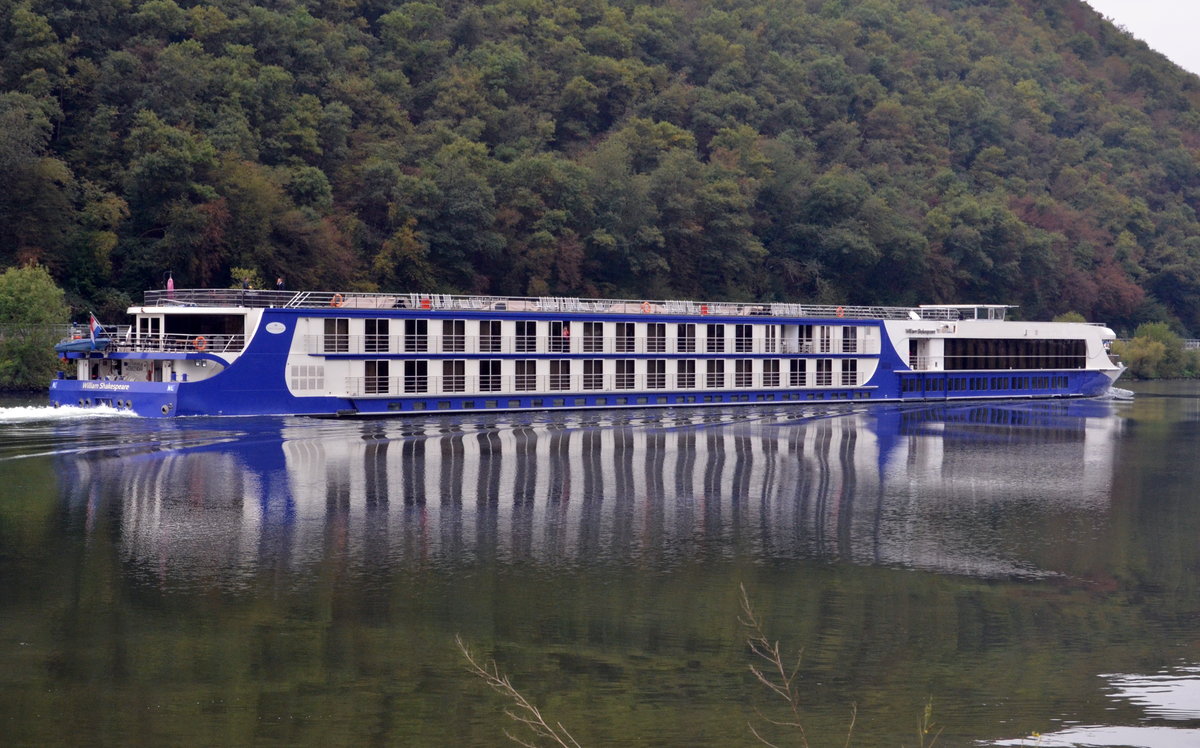 KFGS-William Shakespeare  Flusskreuzfahrtschiff auf der Mosel bei Lf-Hatzenport, Lnge: 110m, Breite: 11m, Passagiere: 150, Heimathafen: Basel. Baujahr: 2014. Am 10.10.16 beobachtet.  