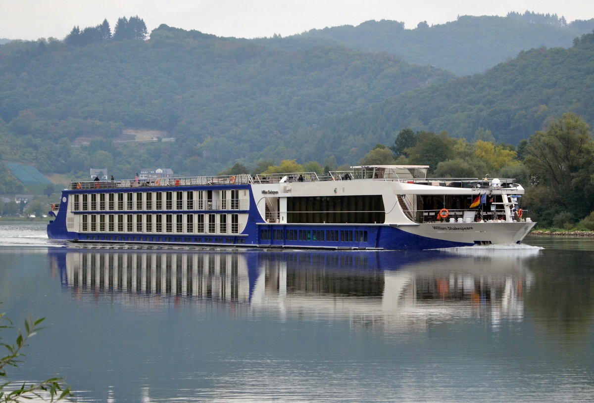 KFGS-William Shakespeare  Flusskreuzfahrtschiff auf der Mosel bei Lf-Hatzenport, Lnge: 110m, Breite: 11m, Passagiere: 150, Heimathafen: Basel. Baujahr: 2014. Am 10.10.16 beobachtet.  