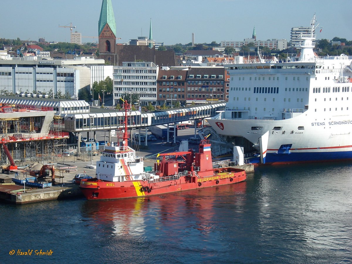 KIEL am 18.9.2009, Kiel, Hafen, Schwedenkai, Foto von Bord der COLOR FANTASY  /

Feuerlösch- + Ölwehrschiff / Lüa 48 m, B (Spanten) 9,2 m, Tg max. 3 m / 2 Diesel, ges. 1740 kW (2366 PS), 2 Verstell-Propeller, 13 kn /  gebaut 1986 bei Hitzler, Lauenburg / Liegeplatz: Kiel, Hafen, Schwedenkai  / 1.1.2012: nicht mehr im Besitz der Stadt Kiel, Das Harvariekommando hat die Betriebserlaubnis an die ARGE Bugsier, Fairplay +URAG übergeben, nach Umbauten reines Ölwehrschiff, neuer Liegeplatz: Marinehafen Kiel, Tirpitzmole /
