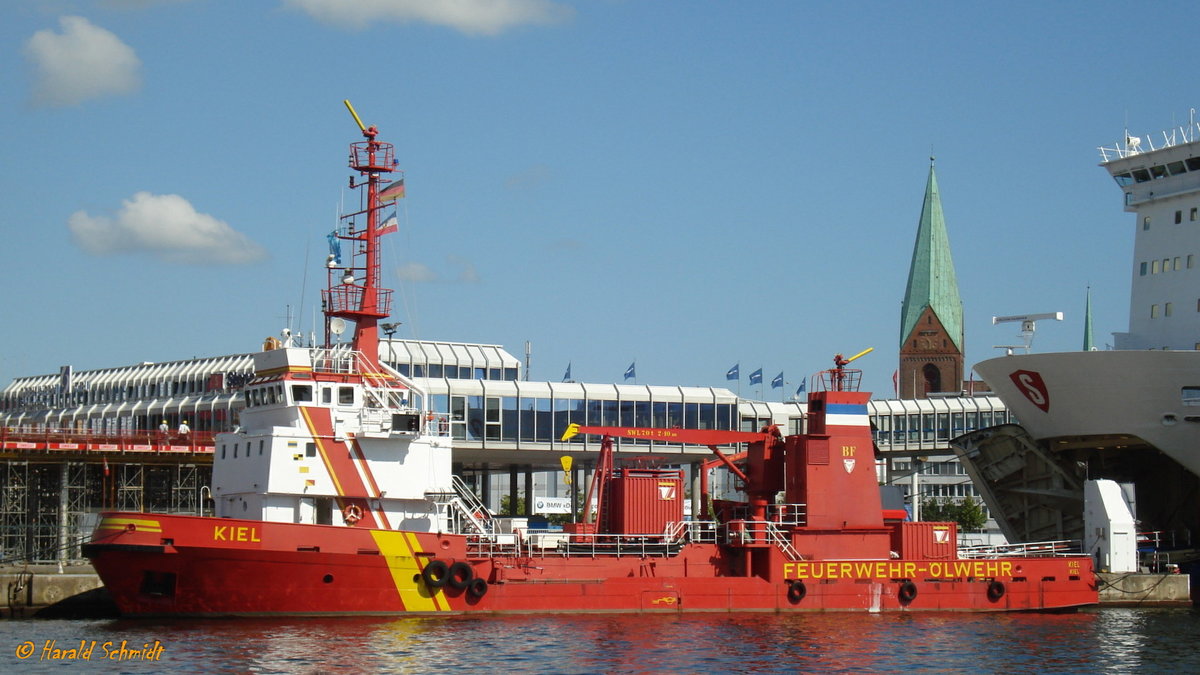 KIEL am 22.6.2009, Kiel, Hafen, Schwedenkai /
Feuerlösch- + Ölwehrschiff / Lüa 48 m, B (Spanten) 9,2 m, Tg max. 3 m / 2 Diesel, ges. 1740 kW (2366 PS), 2 Verstell-Propeller, 13 kn /  gebaut 1986 bei Hitzler, Lauenburg / Liegeplatz: Kiel, Hafen, Schwedenkai  / 1.1.2012: nicht mehr im Besitz der Stadt Kiel, Das Harvariekommando hat die Betriebserlaubnis an die ARGE Bugsier, Fairplay +URAG übergeben, nach Umbauten reines Ölwehrschiff, neuer Liegeplatz: Marinehafen Kiel, Tirpitzmole /
