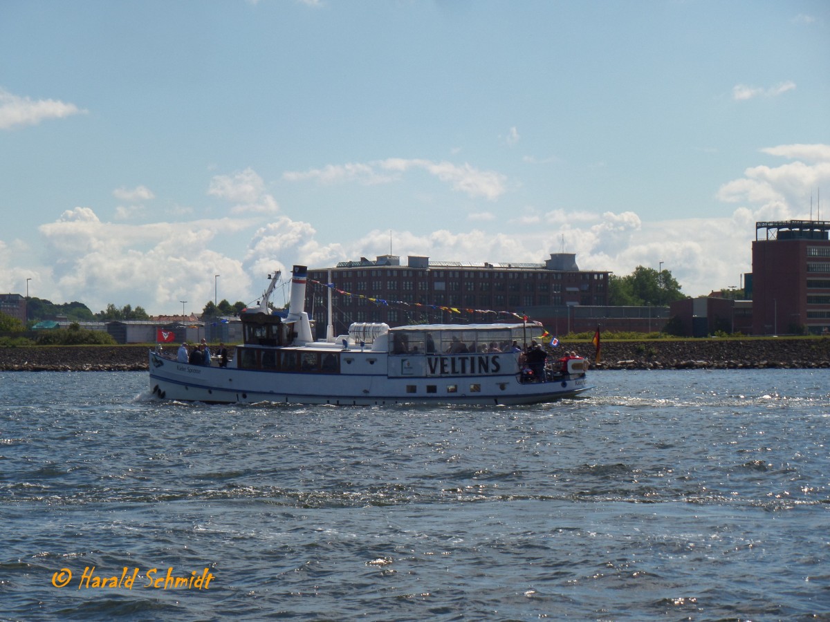 KIELER SPROTTE am 25.6.2014, auf der Kieler Förde /
Ex-Namen:  UECKERMÜNDE (1963-1996), GROßHERZOGIN ALEXANDRA (1905-1930) /
Seebäderschiff / GT 54, Lüa 21,75 m, B 4,8 m, Tg 1,8 m / 1 Diesel, SKL, NVD 24,110 kW, 150 PS,  150 BHP, 1 Propeller, 10 kn / 50 Fahrgäste / gebaut 1905 bei Neptun Werft, Rostock als Dampfer,  70 PS, 9 kn  / 1955 Umbau zum Motorschiff, 100 PS  / 1972 neuer SKL-Motor / 1996 KIELER SPROTTE, Eigner: Verein Museumsschiff Kieler Sprotte e.V., Kiel /
