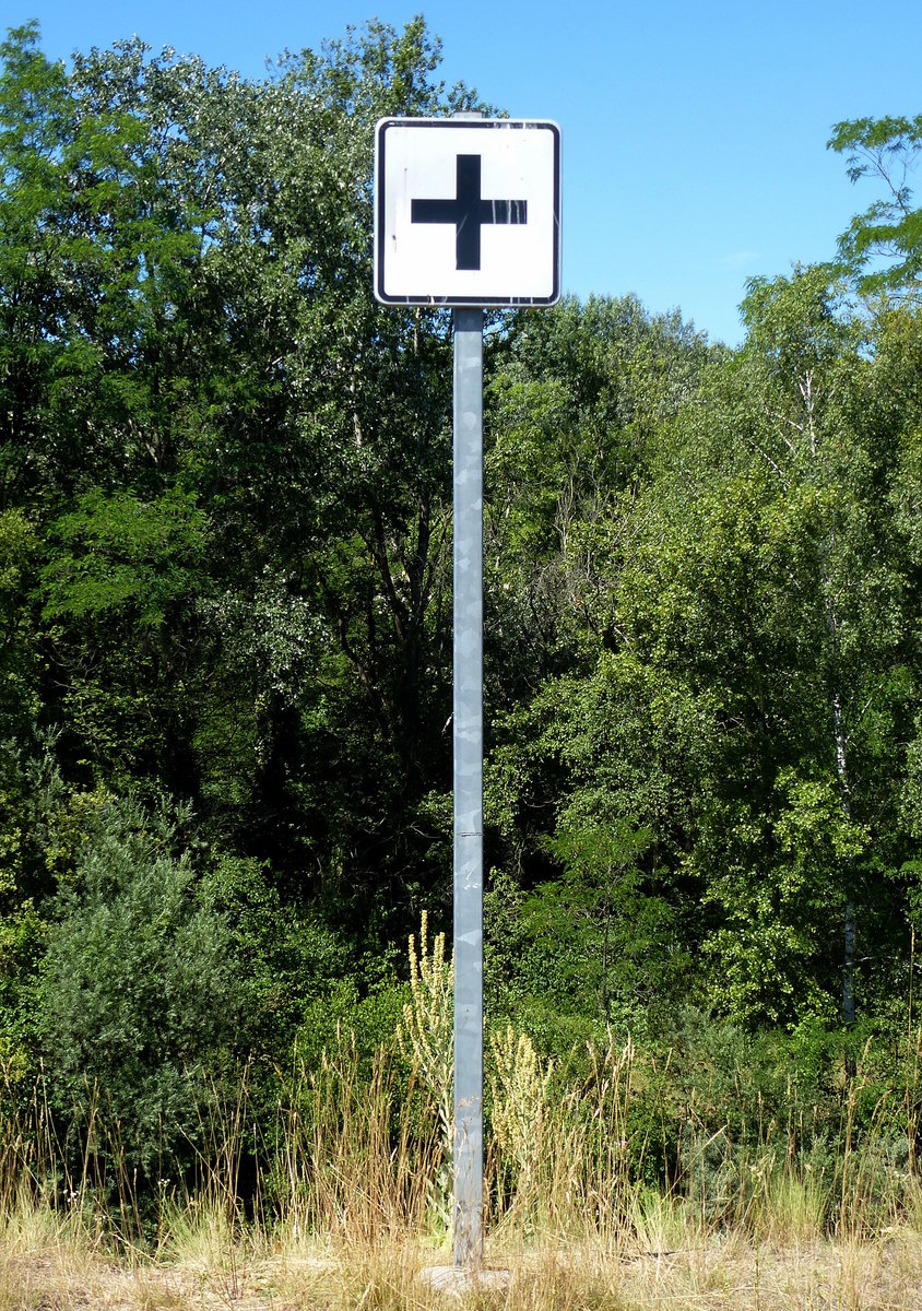 Kilometrierung am Rhein, zeigt zwischen den Kilometerzahlen den halben Kilometer an, Juni 2017