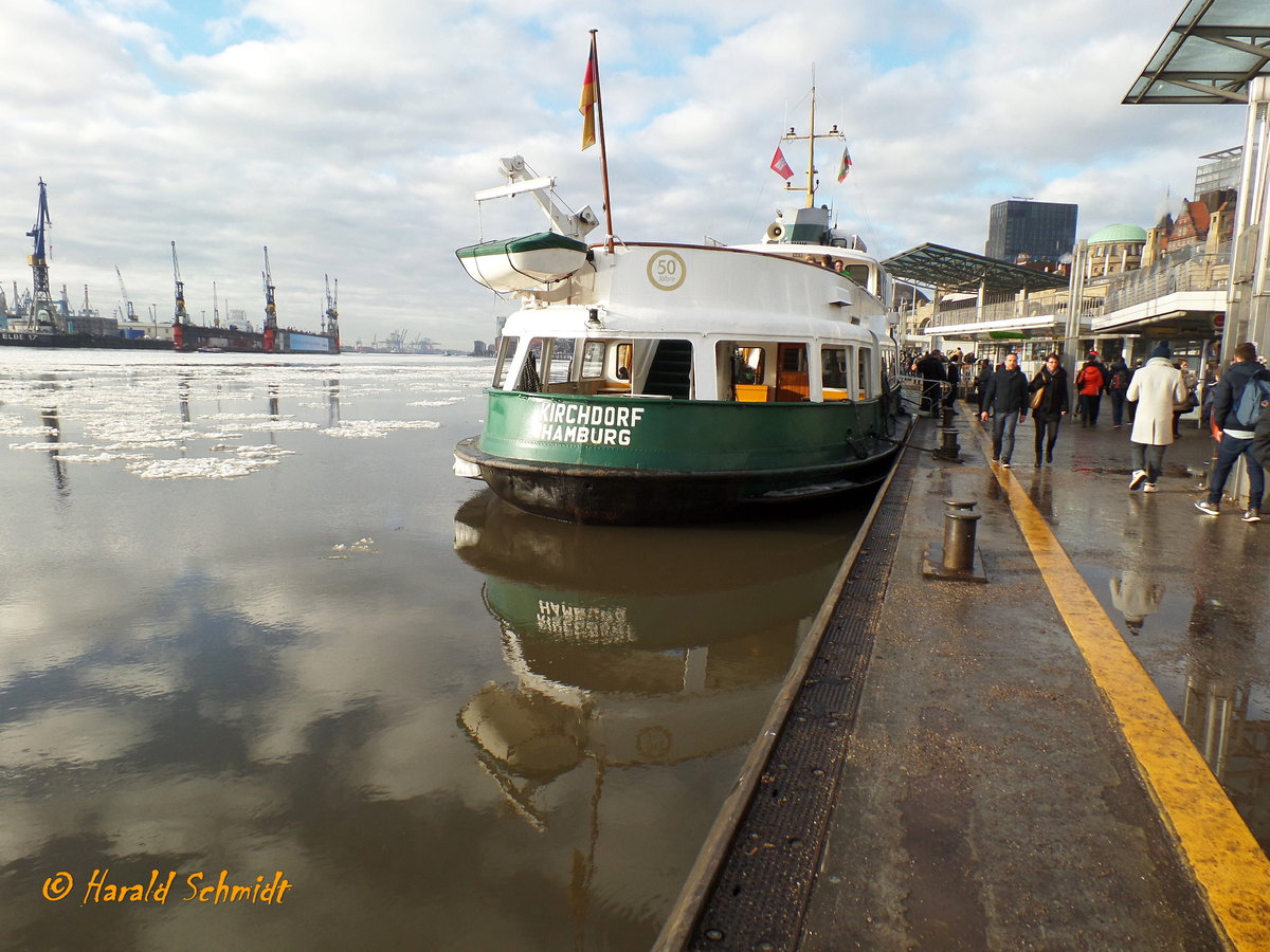 KIRCHDORF (ENI 05100560), Typschiff IIIc,  am 9.1.2016, Hamburg, Elbe, Landungsbrücken, Spiegelung des Schiffes  in der spiegelglatten Elbe  /

Hafenfähre / Lüa 30,18 m, B 8,14 m, Tg 3,18 m / 1 Diesel, 6-Zyl. MaK mit Getriebe, 370 PS, 11 kn, 1 Propeller, 2130 mm Durchmesser / ursprüngliche Zulassung an Pass.: Hafen 607, bis Glückstadt 489, bis Cuxhafen 367 / 1962 bei Sietas, Hamburg-Neuenfelde / 20.7.1962 an HADAG / 
 seit 2002 als Traditionsschiff – fahrendes Museumsschiff – im Ausflugs-, Linien- und Charterdienst eingesetzt, meistens in der Hafenrundfahrt / max. 250 Pass. / eine Besonderheit: man kann im Unterdeck durch einen Glasboden in den  Maschinenraum sehen  / im Jahr 2012 wurde das 50-jährige Schiffsjubiläum gefeiert, deswegen die goldene 50 am Rumpf / insgesamt wurden bisher mehr als 1,5 Millionen Seemeilen zurückgelegt /
