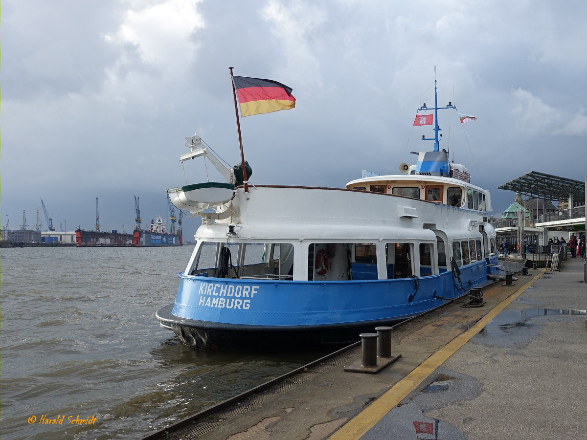 KIRCHDORF (ENI 05100560), Typschiff IIIc,  in neuer noch unvollständiger Farbgebung, am 9.3.2020 in der Hafenrundfahrt, Hamburg, Elbe, vor den Landungsbrücken /

Hafenfähre / Lüa 30,18 m, B 8,14 m, Tg 3,18 m / 1 Diesel, 6-Zyl. MaK mit Getriebe, 370 PS, 11 kn, 1 Propeller / / max. 250 Pass. / gebaut 1962 bei Sietas, Hamburg-Neuenfelde / seit 2002 Traditionsschiff  (fahrendes Museumsschiff) /
