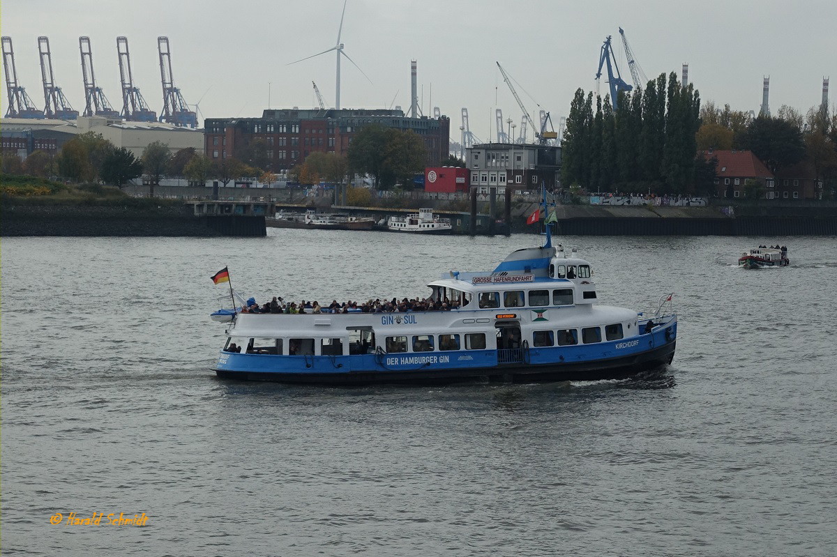KIRCHDORF (ENI 05100560), Typschiff IIIc,  am 29.10.2022 Hamburg, Elbe, Höhe Überseebrücke  /

Hafenfähre / Lüa 30,18 m, B 8,14 m, Tg 3,18 m / 1 Diesel, 6-Zyl. MaK mit Getriebe, 370 PS, 11 kn, 1 Propeller / / max. 250 Pass. / gebaut 1962 bei Sietas, Hamburg-Neuenfelde / seit 2002 Traditionsschiff  (fahrendes Museumsschiff) /
