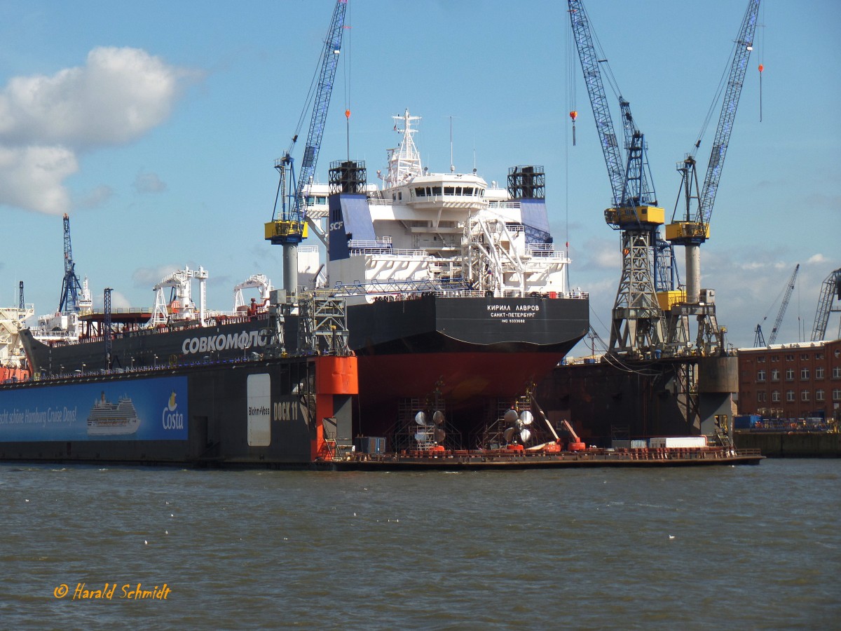 KIRILL LAVROV (IMO 9333682) am 8.9.2015, Hamburg, Elbe im Dock 11 (Schwimmdock) von Blohm + Voss / 
Ölproduktentanker / BRZ 49.866 / Lüa 257 m, B 34 m, Tg 13,6 m / 16 kn / Eisklasse 1A Super  / gebaut 2010 bei Admiralty Wharves, St. Petersburg, Russland / Flagge: Russland, Heimathafen: St. Petersburg /
