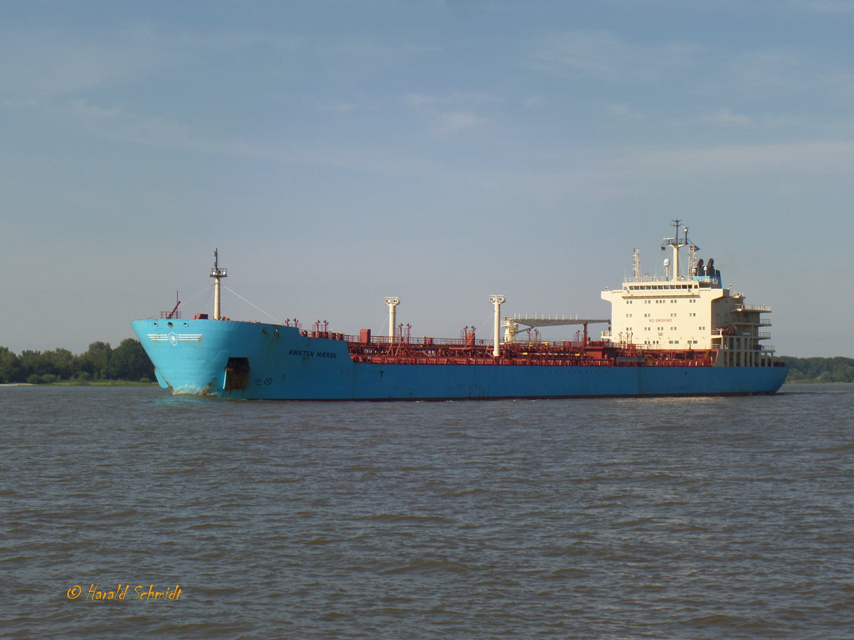 KIRSTEN MAERSK (IMO 9431264) am 15.8.2017, Hamburg einlaufend, Elbe Höhe Wittenbergen /

Chemikalien- und Produktentanker / BRZ 24.412 / Lüa 183,2 m, B 27,4 m, Tg 9,56 m / 1 Diesel, MAN-B&W, 9.480 kW ( 12.892 PS), 15,2 kn / gebaut 2010 bei Guangzhou International Shipyard, China / Eigner: Maersk Tankers Kopenhagen, DK / Flagge: DK, Heimathafen: Kopenhagen / 
