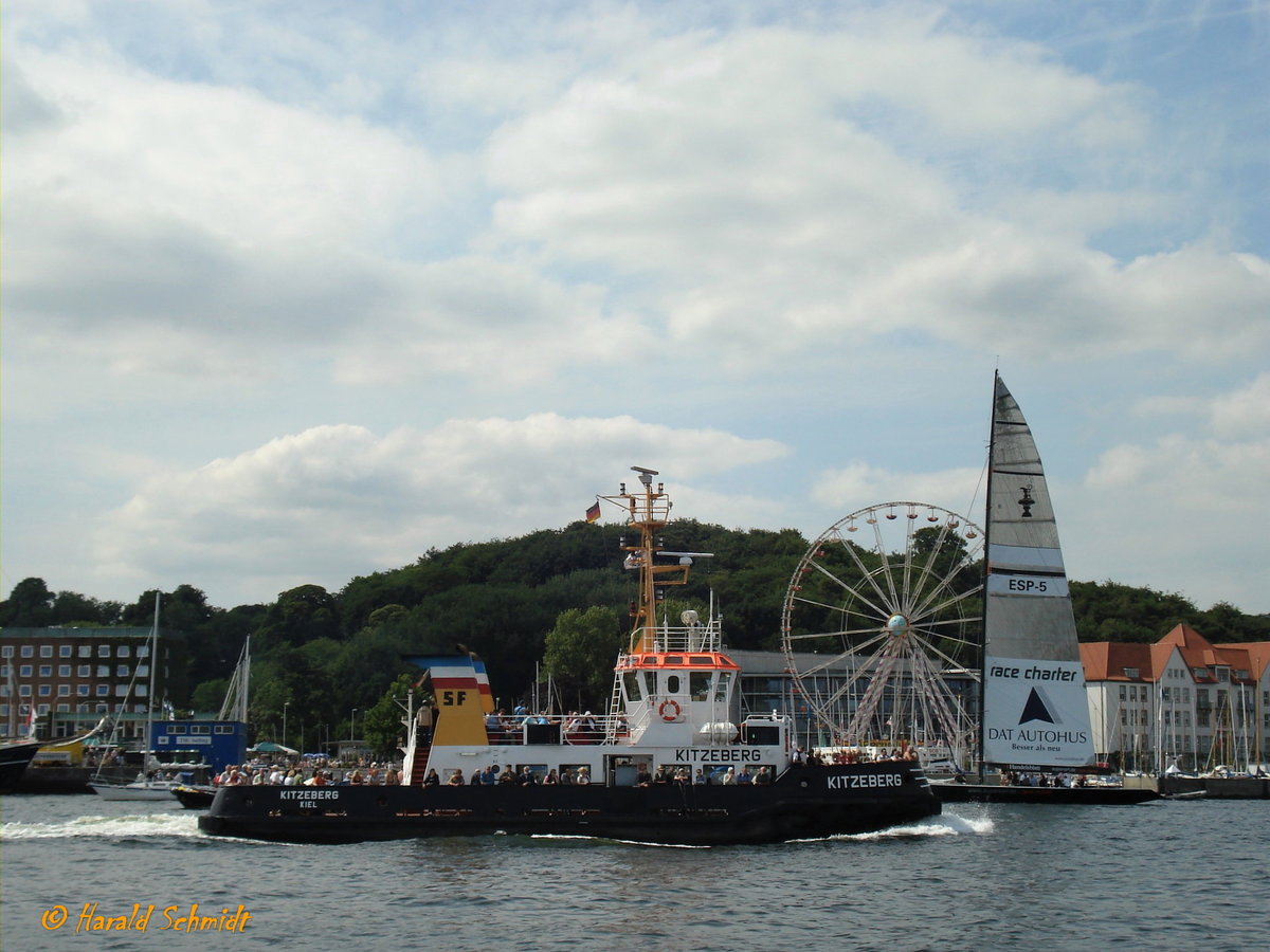 KITZEBERG (IMO 9041150) am 25.6.2008, voll besetzt auf der Kieler Förde /

Schlepper und Fahrgastschiff / BRZ 201 / Lüa 26,6 m, B 9,2 m, Tg 2,6 m / 2 MWM-Diesel, ges. 1.440 kW (1.958 PS), 2 Schottel-Ruderpropeller, 11,5 kn, Pfahlzug 25 t / 180 Pass. / gebaut 1992 bei Werft Nobiskrug GmbH, Rendsburg / Eigner: Schlepp- und Fährgesellschaft Kiel mbH /
