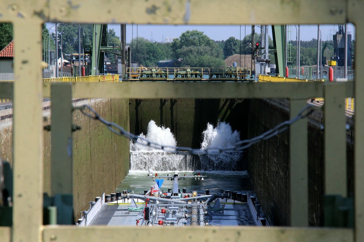 Klappen/Schieber auf , das Wasser vom oberen Teil des Wesel-Datteln-Kanales strömt in die grosse Kammer der Schleuse Dorsten. 14.05.2018.