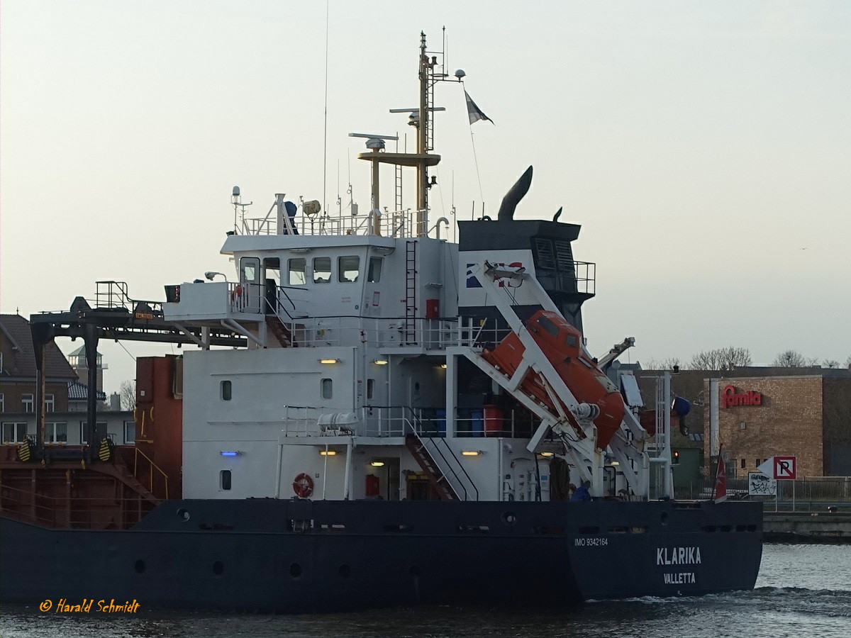 KLARIKA (IMO 9342164) am 9.4.2023 im NOK Höhe Hafen Rendsburg, Heckansicht /
Ex-Namen: EMSCARRIER (2007-2014)+ (2016-2018)  , ALINE (2014-2016) /
Stückgutfrachter / BRZ 4.102 / Lüa 106,86 m, B 15,2 m, Tg 5,25 m / 1 Diesel, MaK 6M25, 2.010 kW (2.733 PS),  11,5 kn / 279 TEU / gebaut 2007 bei Stocznia Ustka, Polen + Bodewes Werften BV Hoogezand, NL / Eigner: HS Klarika OU Malta, Operator: Hansa Shipping ,Tallinn, Estland /  Flagge: Malta, Heimathafen: Valetta  /
