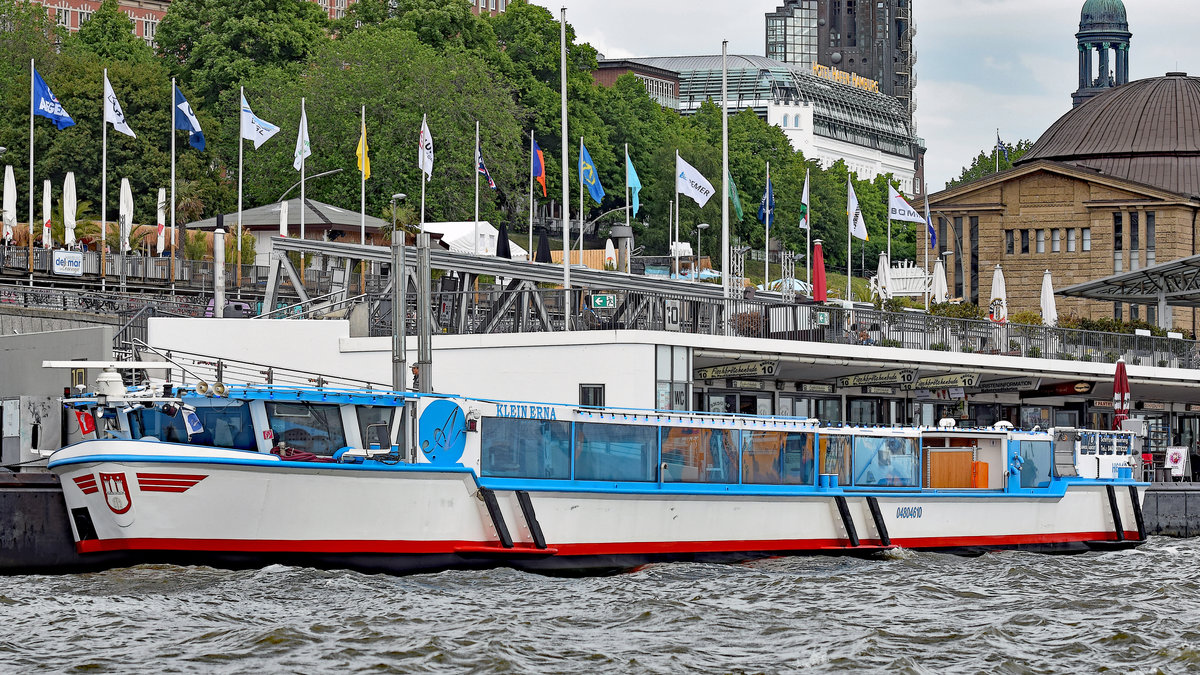 KLEIN ERNA (ENI 04804610) am 27.05.2019 bei den Landungsbrücken im Hafen von Hamburg