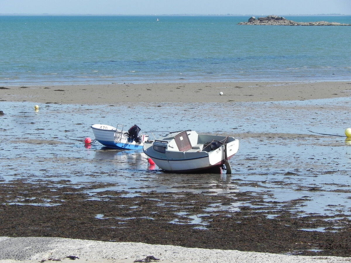 Kleine Boote bei Ebbe auf dem Trockenen am Plage de Mardi Gras auf der 
Ile de Noirmoutier am 20.09.2019.