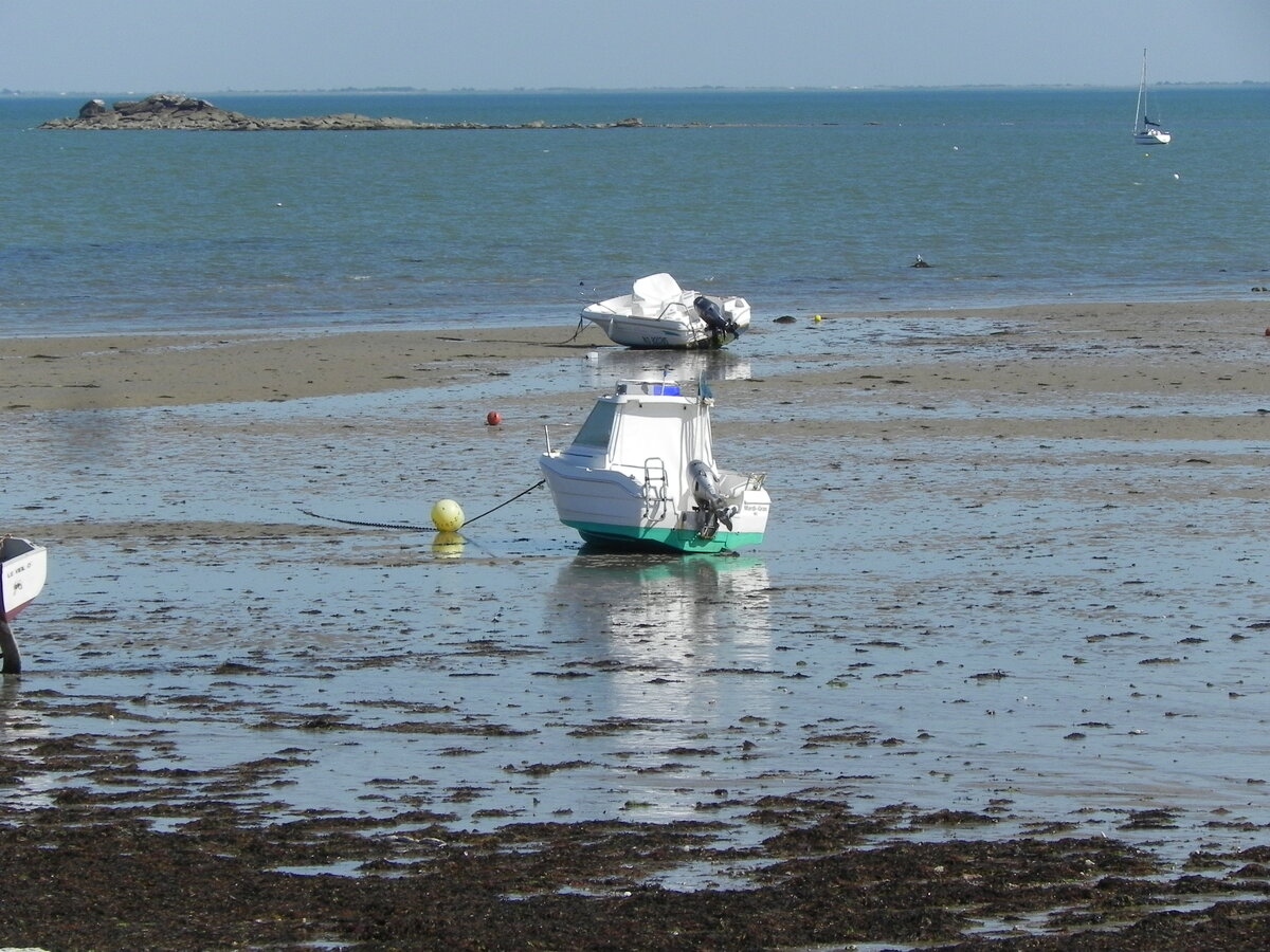 Kleine Boote bei Ebbe auf dem Trockenen am Plage de Mardi Gras auf der 
Ile de Noirmoutier am 20.09.2019.