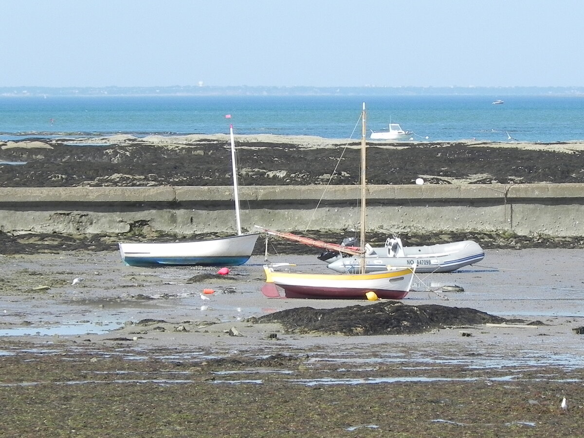 Kleine Boote bei Ebbe auf dem Trockenen am Plage de Mardi Gras auf der 
Ile de Noirmoutier am 20.09.2019.