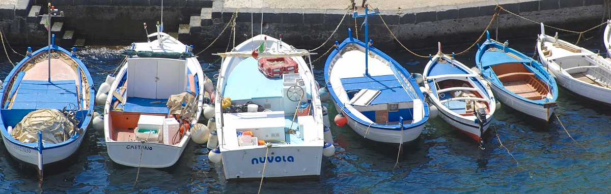 Kleine Boote im Hafen von Lipari (Liparische Inseln). Aufnahme: Juli 2013.