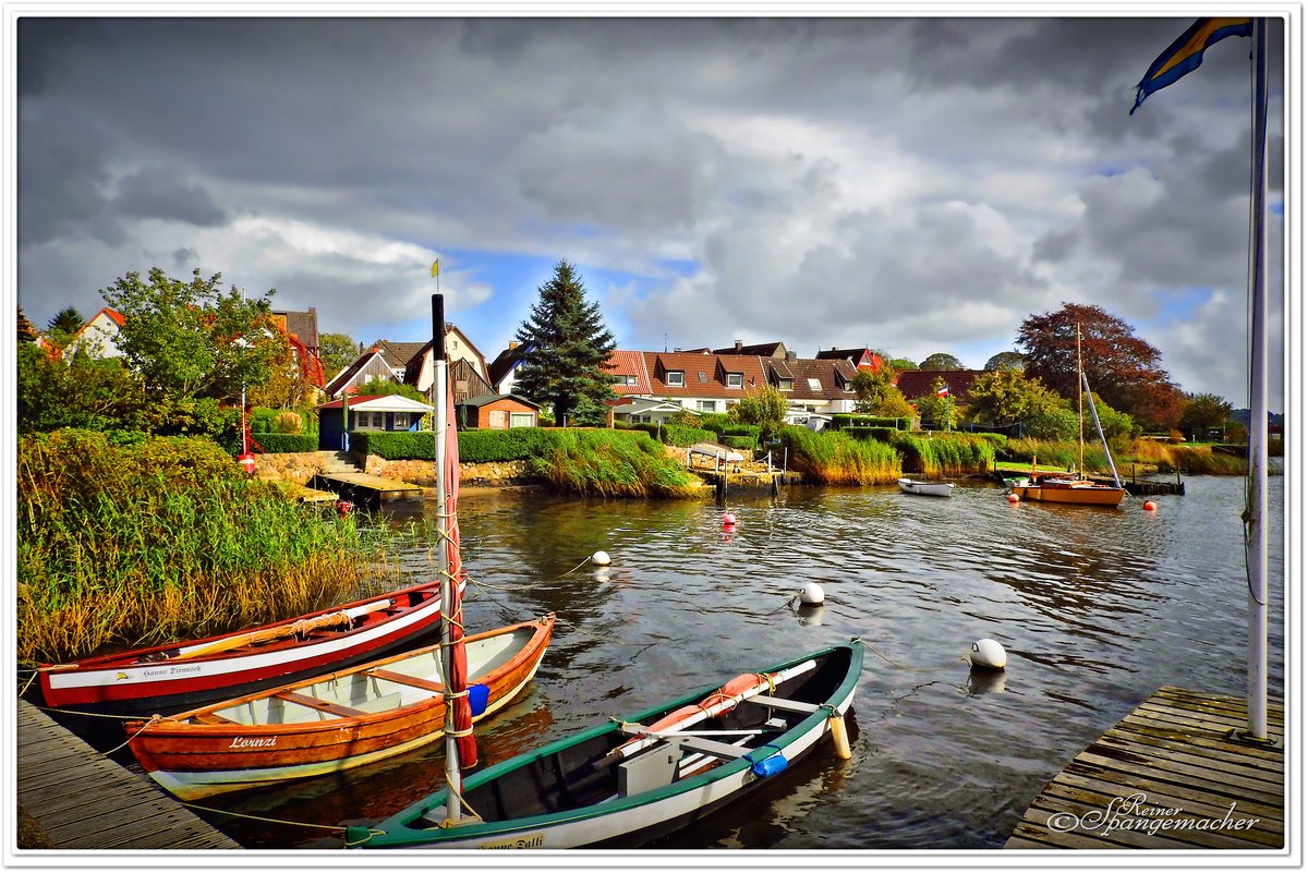 Kleine Boote im Hafen vor dem historischen Fischerdorf Holm, einem Stadtteil von Schleswig an der Schlei. Herbst 2017