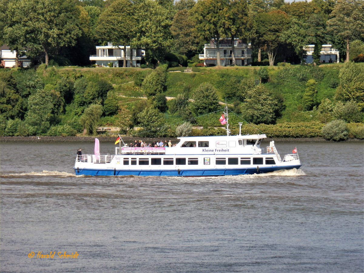 KLEINE FREIHEIT (ENI 05113790) am 21.8.2017, Hamburg, Elbe Höhe Övelgönne, auf der Rückfahrt von Blankenese /
weitere Namen: SCHULAU, 1992-2000 – SEEBAD JULIUSRUH, 2000-2017, Reederei Kipp, Breege, Rügen -  KLEINE FREIHEIT, FRS Helgoline /
Binnenfahrgastschiff / Lüa 29,6 m. B 6,3 m, Tg 1,8 m / 1 Diesel, 325 kW (442 PS) / 240 Fahrgäste / gebaut 1992 bei Menzer, HH-Bergedorf /  2017: Einsatz täglich mehrmals Landungsbrücken – Blankenese / 
