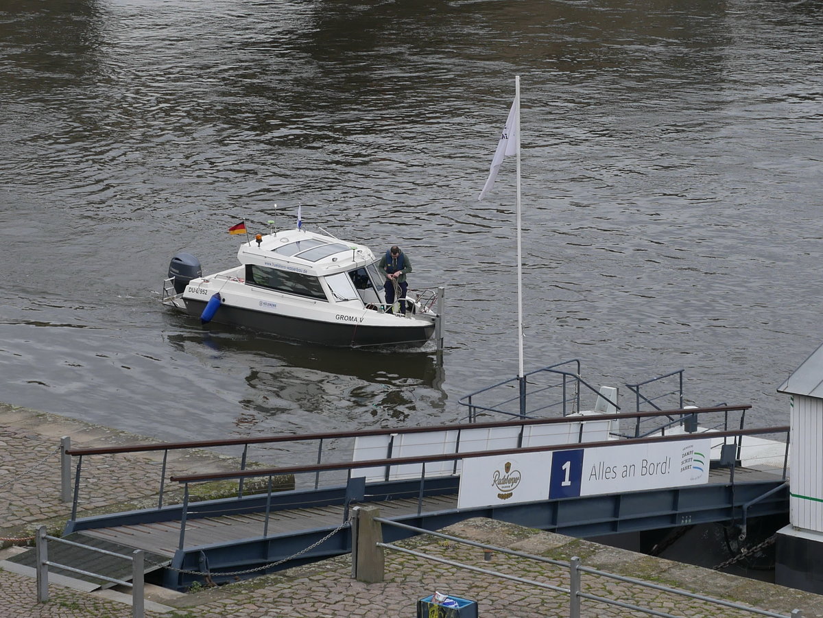 Kleines Arbeitsboot GROMA V, DU L952 der Fa. Hülskens Wasserbau auf der Elbe am Terrassenufer Dresden; 13.12.2016
