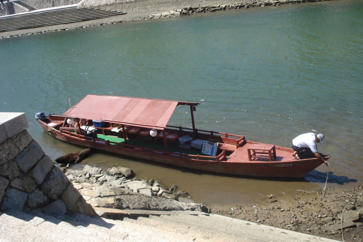 Kleines Ausflugsboot auf dem Fluss Motoyasugawa in Hiroshima in der Nhe des Atomic Bombo Dome. September 2013