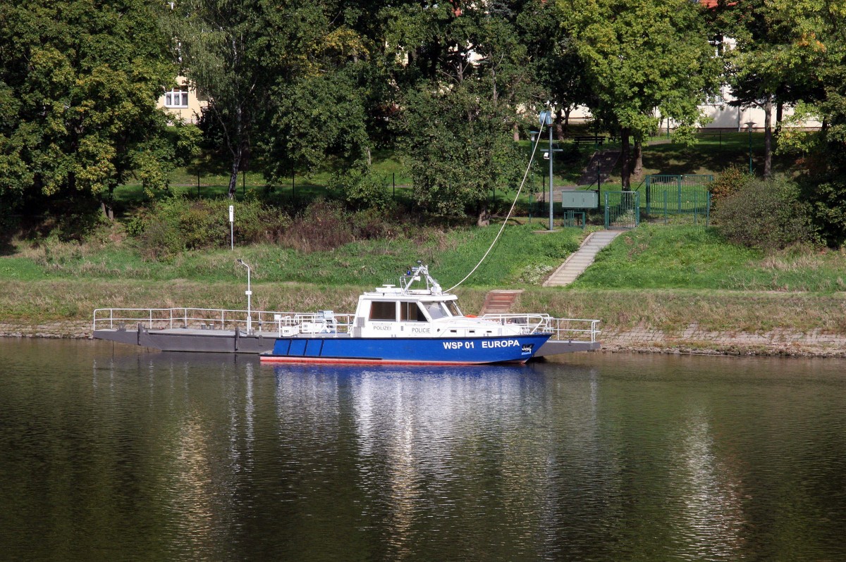 Kleines Boot mit großem Namen! - Am Elbufer bei Bad Schandau lag am 24.09.2015 das Polizeiboot WSP 01 Europa!