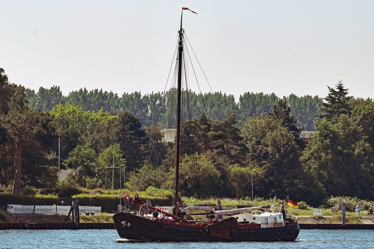 Klipperaak GERTRUD (ENI 04809520) am 27.06.2020 Lübeck-Travemünde verlassend. Baujahr 1910, Länge 25 Meter