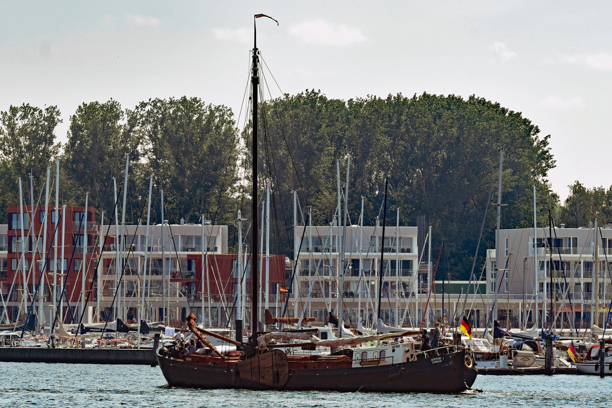 Klipperaak GERTRUD (ENI 04809520) am 27.06.2020 Lübeck-Travemünde verlassend. Baujahr 1910, Länge 25 Meter