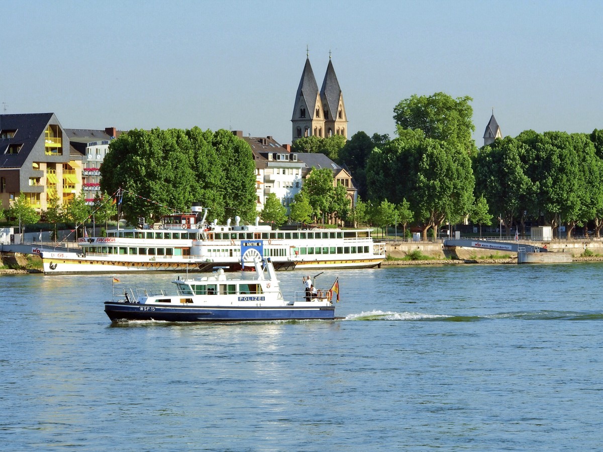 Koblenz, Rheinufer. Das Streckenboot WSP 15 der Wasserschutzpolizei Rheinland-Pfalz (Baujahr 2009) am Morgen des 2. Juli 2015 unmittelbar nach dem Auslaufen aus dem Schutzhafen vor Pfaffendorf. Ein Beamter fotografiert den am Anleger der Köln-Düsseldorfer vor Anker liegenden Radschaufeldampfer GOETHE (Baujahr 1913).