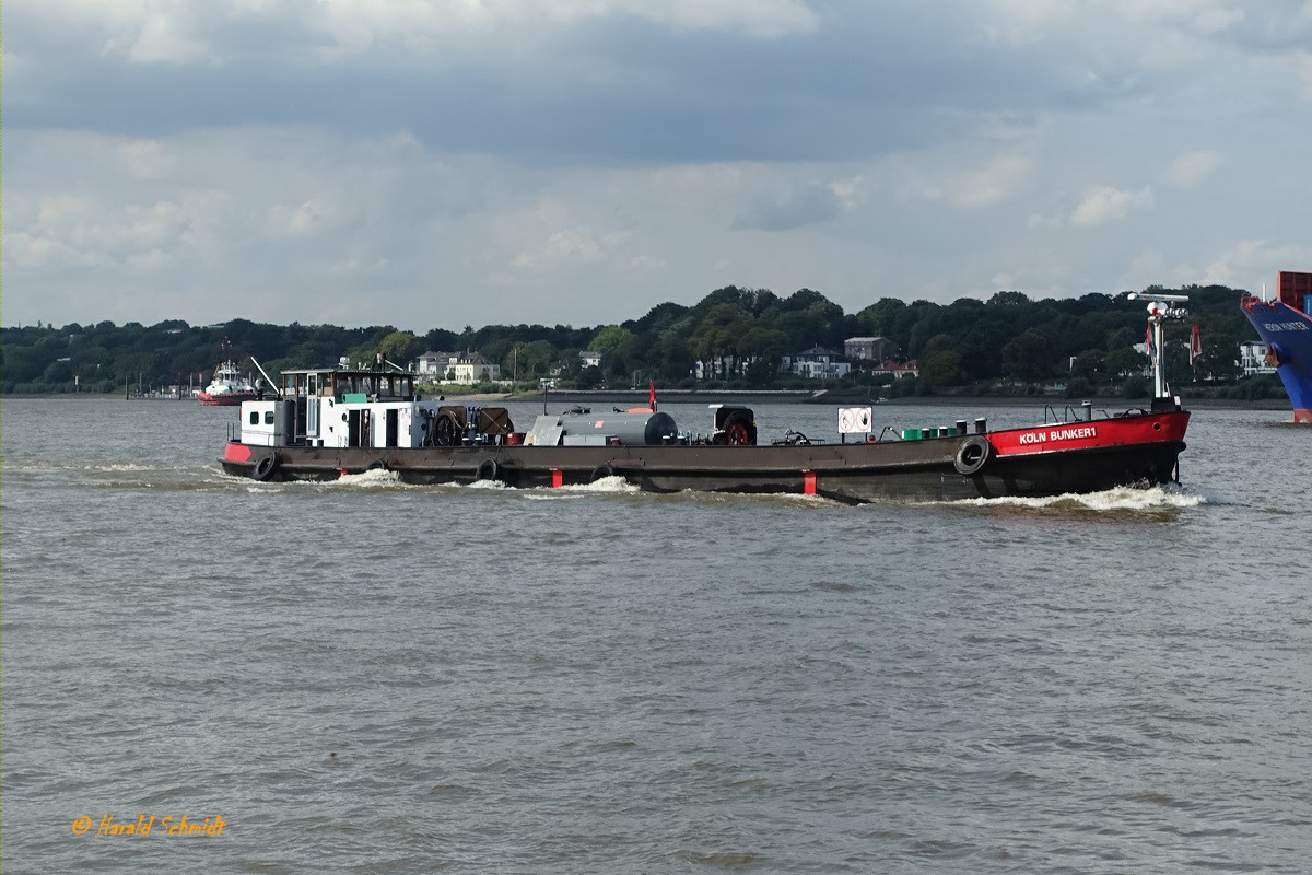 KÖLN BUNKER 1 (ENI 04200030) am 21.8.2019, Hamburg, Elbe Höhe Bubendeyufer / 
Ex-Namen: ESSO NIEHL, KÖLN BUNKER 351 /
Bunkerboot / Tonnage: 243 t / Lüa 40,84 m, B 5,54 m, Tg 1,86 m / 1 Diesel, 147 kW (200 PS) / gebaut 1954 bei Scheel & Jöhnk, Hamburg Eigner: NWB Nord- und Westdeutsche Bunker GmbH, Hamburg / Heimathafen: Köln / 
