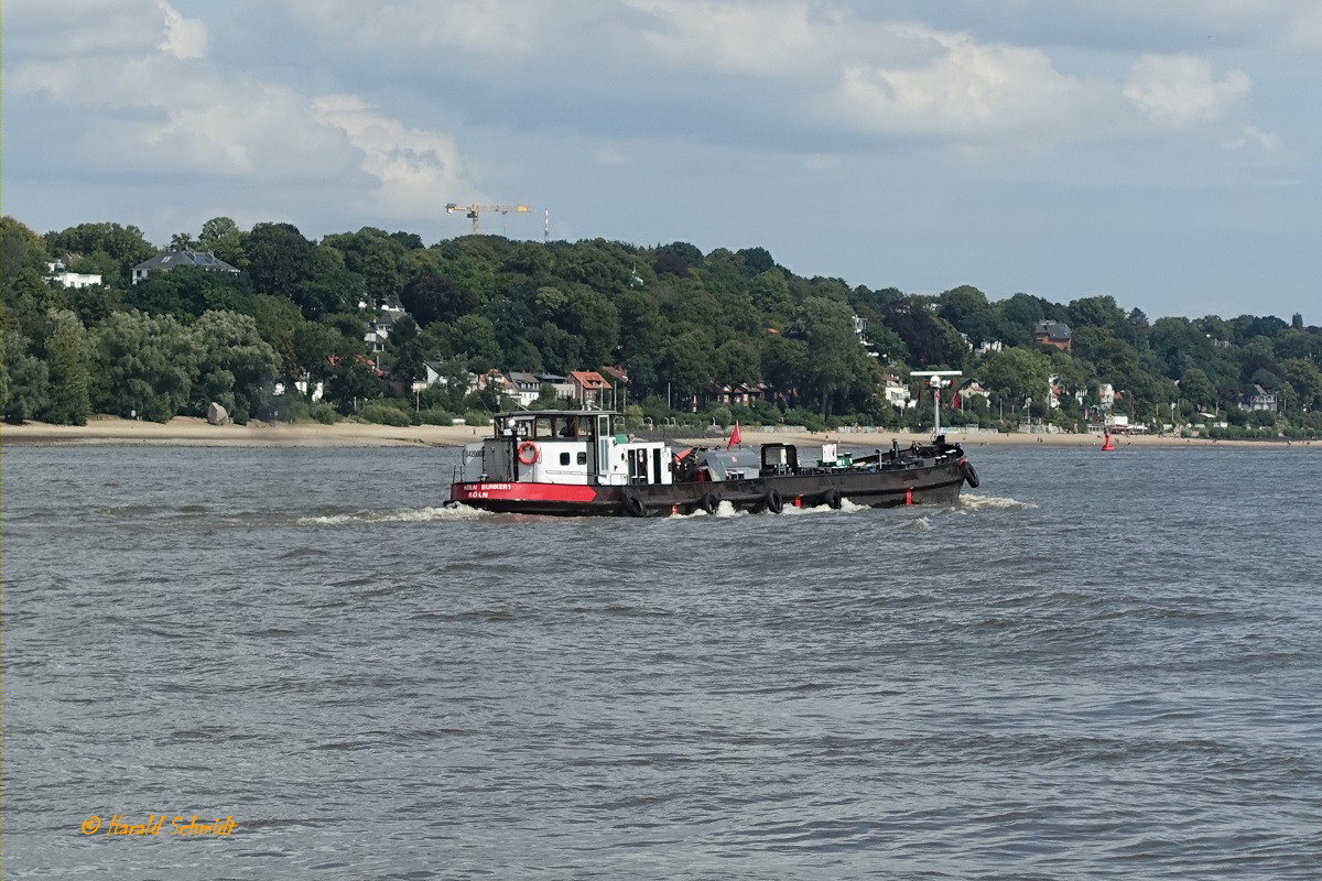 KÖLN BUNKER 1 (ENI 04200030) am 21.8.2019, Hamburg, Elbe Höhe Bubendeyufer / 
Ex-Namen: ESSO NIEHL, KÖLN BUNKER 351 /
Bunkerboot / Tonnage: 243 t / Lüa 40,84 m, B 5,54 m, Tg 1,86 m / 1 Diesel, 147 kW (200 PS) / gebaut 1954 bei Scheel & Jöhnk, Hamburg Eigner: NWB Nord- und Westdeutsche Bunker GmbH, Hamburg / Heimathafen: Köln / 
