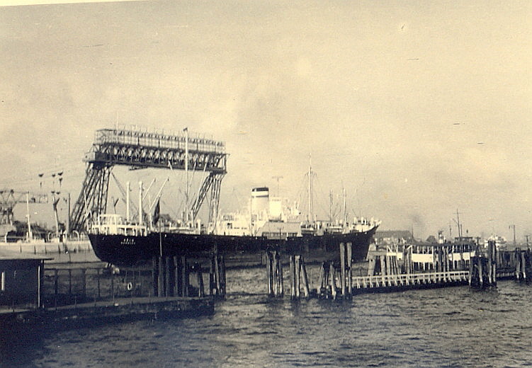 KÖLN, Hamburg auslaufend vor der Überseebrücke - gegenüber die Stülcken-Werft (geschätztes Aufnahmejahr: Ende der 1950-er, Anf. 1960-er Jahre) (scan vom SW Foto)  /
Trockenfrachter / BRT 5.619 / Lüa 151,81 m, B 18 m, Tg 7,6 m / 1 Diesel, MAN 5.735 kW (7,800 PS) / gebaut 1953 bei Bremer Vulkan / 1970 verkauft / 1973 umbenannt BECENA / 1984 verkauft nach Kolumbien, 11.7.1984 auf Grund gelaufen, Totalverlust /
