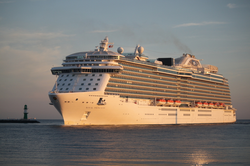 Knigliches Wetter herrschte am Morgen des 20.07.2014 als die 330 m lange Royal Princess auf ihrem Weg von Gteborg nach Tallinn in Warnemnde einlief. 