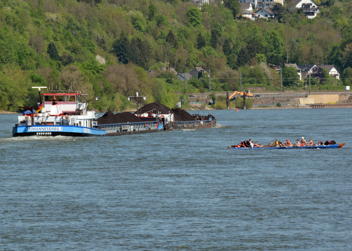 Kohleschubschiff  Johannesburg 1  und Freizeitschipper auf dem Rhein in Remagen - 08.05.2016