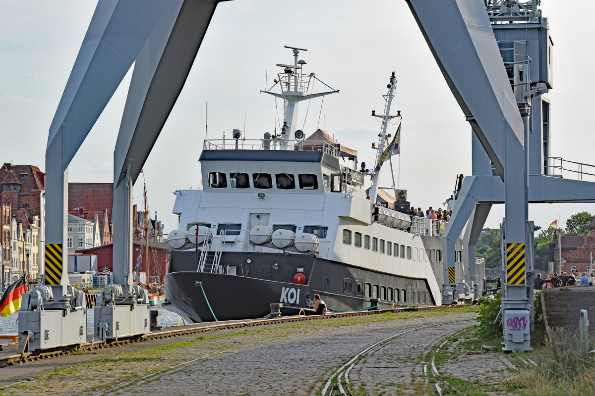 KOI (IMO 7928615)am 18.8.2018 in Lübeck bei den Mediadocks. KOI, Baujahr 1980, wurde im Frühjahr 2014 zum Veranstaltungsschiff umgebaut und fährt nun als Event- und Partyschiff auf Nord- und Ostsee. Das Schiff wurde in der Husumer Schiffswerft gebaut. Zeitweise war es als Fähre in Dänemark unterwegs und wurde bei zahlreichen Törns auch zum beliebten zollfreien Einkauf genutzt. Seit dem Jahr 2005 gehört das Fahrzeug zur Reederei Adler-Schiffe und fuhr dort bis zu seinem Umbau unter dem Namen „Adler-Dania“ als Ausflugsschiff. Länge 53,60 Meter, Breite 10,10 Meter, Platz für 550 Fahrgäste. 