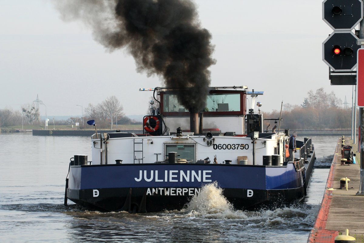 Kollegen an Land abgesetzt und weiter geht die Reise auf dem Mittellandkanal gen  Osten . TMS Julienne (06003750) am 23.11.2016 im Bereich der Schleuse Rothensee. 