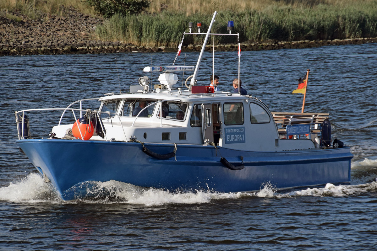 Kontroll- und Streifenboot  Europa 1  der Bundespolizei. Aufnahme vom 29.07.2017 (Trave, Fahrtrichtung Lübeck-Schlutup). Gebaut 1975 für den Bundesgrenzschutz (BGS) auf der Schless-Werft in Wesel. Nach Übernahme durch die Bundespolizei auf diversen Stationen zum Einsatz gebracht. Die Außerdienststellung erfolgte 2011 mit einer anschließenden Übergabe an die damalige  Geschichtliche Sammlung  der Bundespolizeiakademie Lübeck (heute Bundespolizeimuseum). Abmessungen: Länge 14,50 m Breite 3,80 m Antrieb: 2x 6-Zylinder-Dieselmotoren MAN mit je 240 PS max. 22 Knoten Werdegang: 1975-1994 BGS Rhein 1997-1997 BPolI Neustadt/Holstein 1997-2008 BPolI Frankfurt/Oder 2008-2011 BPolD-Bereich Pirna 2011-heute Bundespolizeimuseum Lübeck 