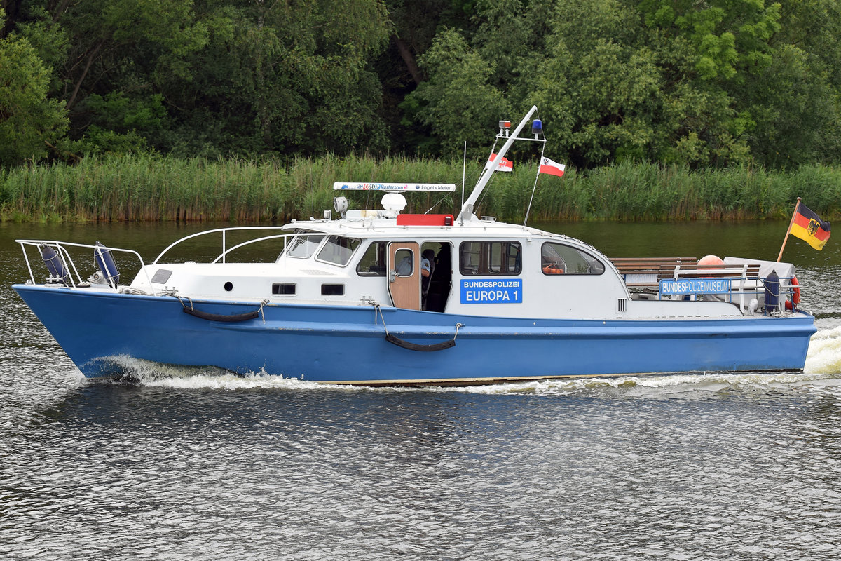 Kontroll- und Streifenboot  Europa 1  der Bundespolizei. Aufnahme vom 11.07.2019 (Trave, Fahrtrichtung Ostsee). Gebaut 1975 für den Bundesgrenzschutz (BGS) auf der Schless-Werft in Wesel. Nach Übernahme durch die Bundespolizei auf diversen Stationen zum Einsatz gebracht. Die Außerdienststellung erfolgte 2011 mit einer anschließenden Übergabe an die damalige  Geschichtliche Sammlung  der Bundespolizeiakademie Lübeck (heute Bundespolizeimuseum). Abmessungen: Länge 14,50 m Breite 3,80 m Antrieb: 2x 6-Zylinder-Dieselmotoren MAN mit je 240 PS max. 22 Knoten Werdegang: 1975-1994 BGS Rhein 1997-1997 BPolI Neustadt/Holstein 1997-2008 BPol Frankfurt/Oder 2008-2011 BPol-Bereich Pirna 2011-heute Bundespolizeimuseum Lübeck