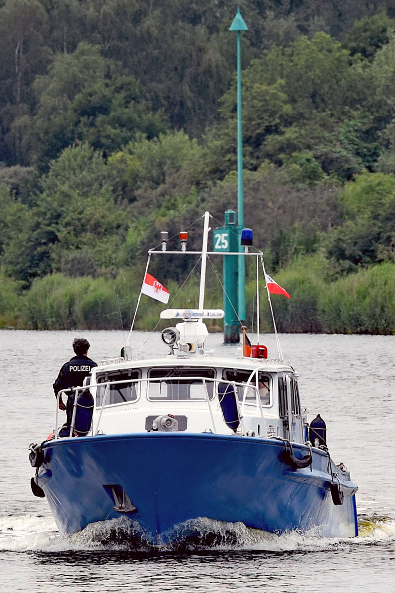 Kontroll- und Streifenboot  Europa 1  der Bundespolizei. Aufnahme vom 11.07.2019 (Trave, Fahrtrichtung Ostsee). Gebaut 1975 für den Bundesgrenzschutz (BGS) auf der Schless-Werft in Wesel. Nach Übernahme durch die Bundespolizei auf diversen Stationen zum Einsatz gebracht. Die Außerdienststellung erfolgte 2011 mit einer anschließenden Übergabe an die damalige  Geschichtliche Sammlung  der Bundespolizeiakademie Lübeck (heute Bundespolizeimuseum). Abmessungen: Länge 14,50 m Breite 3,80 m Antrieb: 2x 6-Zylinder-Dieselmotoren MAN mit je 240 PS max. 22 Knoten Werdegang: 1975-1994 BGS Rhein 1997-1997 BPolI Neustadt/Holstein 1997-2008 BPol Frankfurt/Oder 2008-2011 BPol-Bereich Pirna 2011-heute Bundespolizeimuseum Lübeck