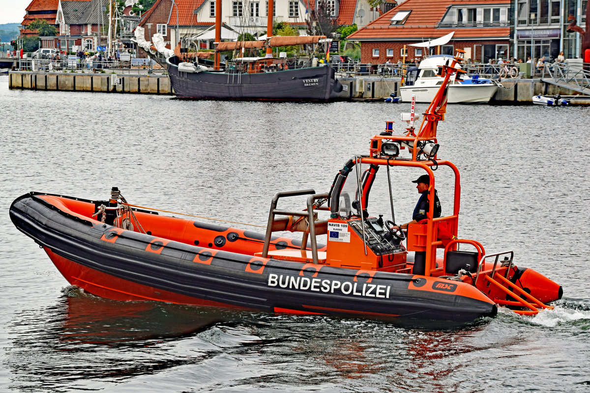 Kontrollboot der Bundespolizei am 13.7.2019 im Hafen von Neustadt/Holstein. Zum  10. Tag der Küstenwache  war  Open-Ship  auf den dort liegenden Fahrzeugen der Küstenwache. Mitfahrten waren auf bestimmten Booten möglich, so auch diesem.