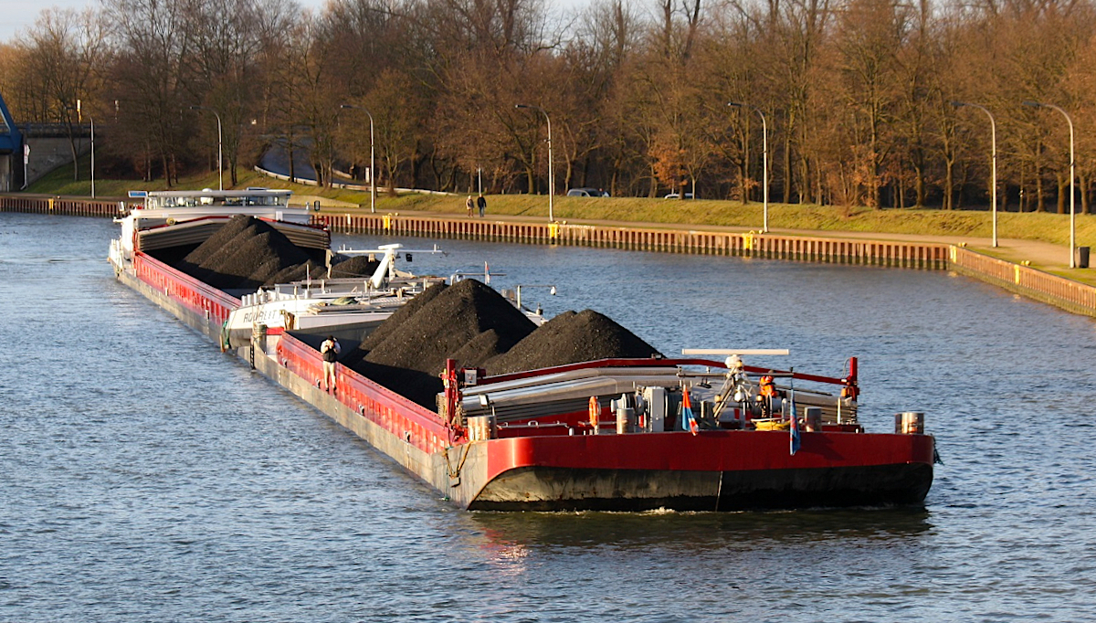 KOPPELVERBAND AQUALITY (ENI:06105028) L.110m B.11,45 T 3282 & GANZESTAD II (ENI:02326266) L.72m B.11,45 T 2105 Flagge Belgien am 12.01.2021 auf dem WDK bei der Einfahrt in die Schleuse Datteln.