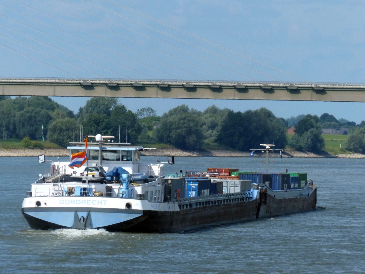 Koppelverband bestehend aus MS PHILOS aus Dordrecht, 02324477, und dem SL PHILOS DYO im Sommer 2014 auf dem Niederrhein Richtung Holland. 