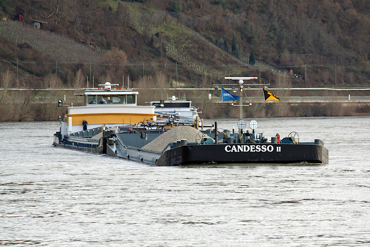 Koppelverband CANDESSO (ENI:02324477) L110 m B.11,45 m T.2915 TEU 208 Flagge Niederland & GSL CANDESSO II (ENI:02322643) L.79,50 m B.11,45 m T.2376 auf dem Rhein am 31.12.2022 zu Tal in Braubach.