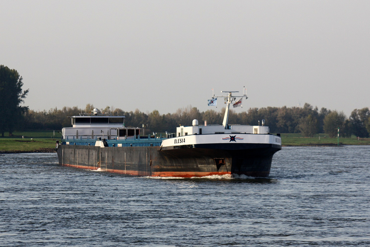 Koppelverband CMS Olesia (ENI:02325908) L.96,40m B.14,26m To.4253 TEU 271 & GSL (EIN:02325909) L.86,43m B.14,24m To.3879 TEU:267  am 23.10.2019 auf dem Rhein zu Berg bei Xanten.