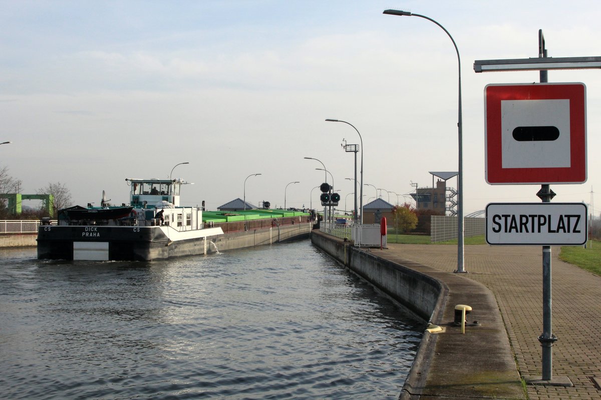 Koppelverband GMS Dick (08451024) & GSL Dick-1 (08455010) am 23.11.2016 bei der Einfahrt in die Schleuse Rothensee zur Talschleusung.