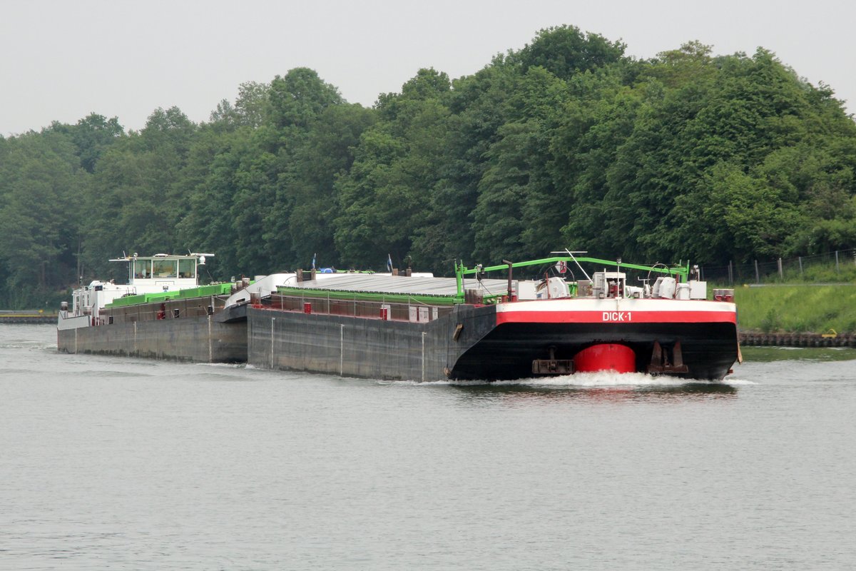 Koppelverband GSL Dick-1 (08455010 , 53,44 x 9m) und GMS Dick (08451024 , 80 x 8,99m) am 27.05.2016 im Mittellandkanal Höhe Marina Bortfeld mit Fahrtrichtung Westen.  